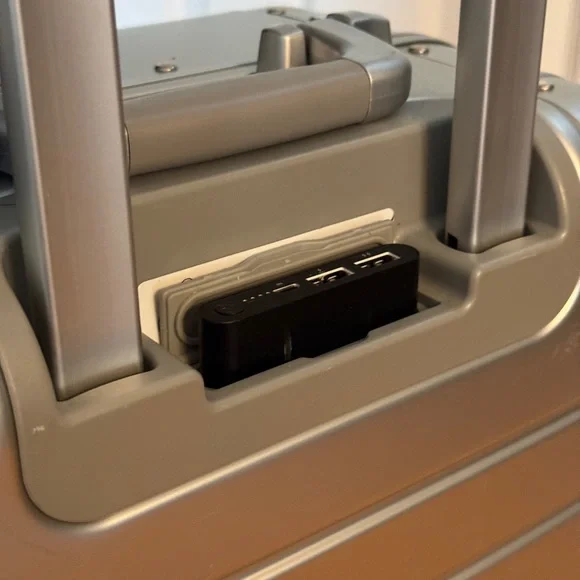 AWAY - The Carry-On: Aluminum Edition - Picture 4 of 5